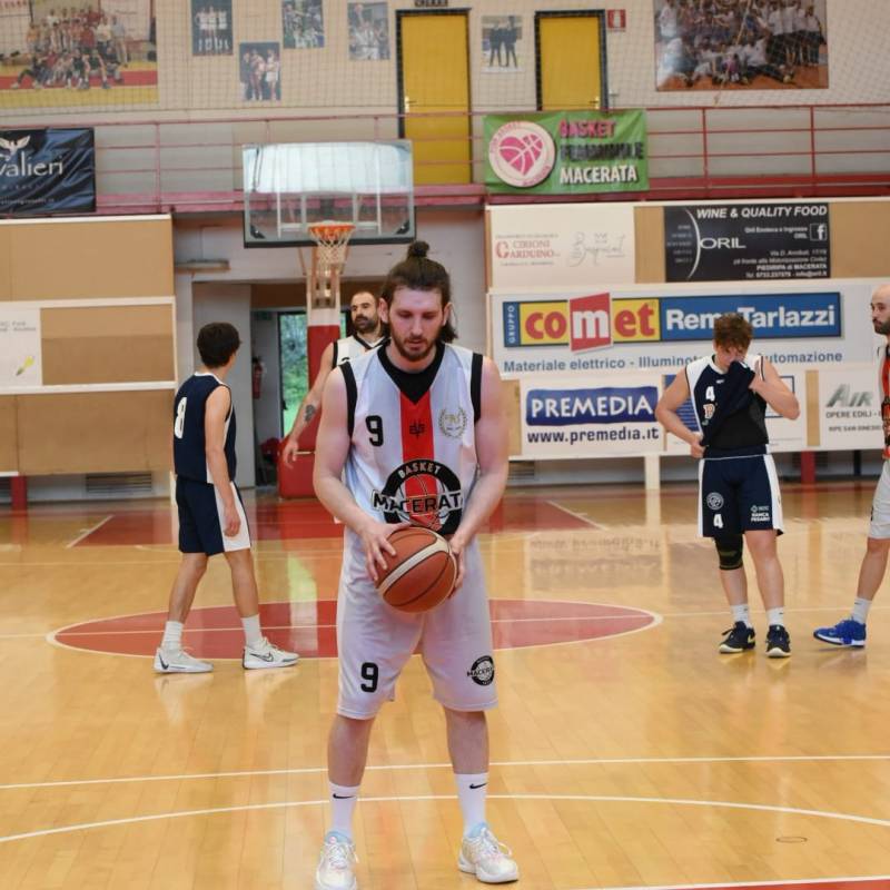 Il Basket Macerata chiude il 2024 con una vittoria in trasferta contro Fermo 