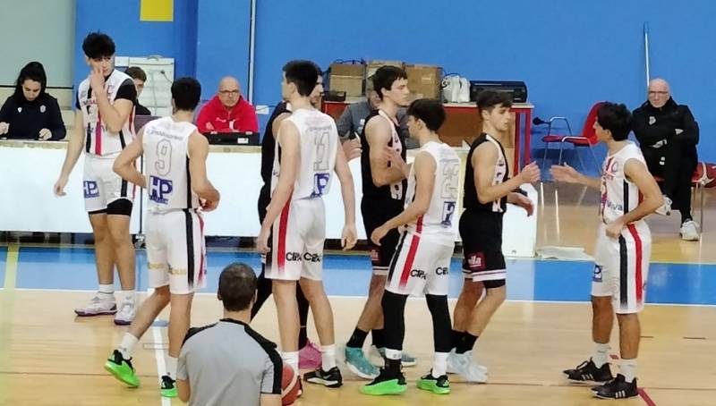 Tre quarti alla pari non bastano all'Unibasket per prevalere su Isernia 