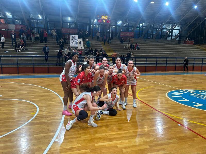 Non c'é due senza tre: la Sisas Pallacanestor Perugia supera la Number 8 e resta al comando 