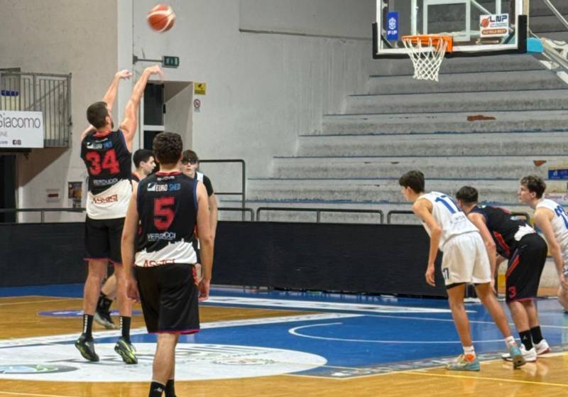 A Roseto la Virtus Assisi gioca bene e vince ancora: 67-93 con tanti giovani e un super Di Coste 