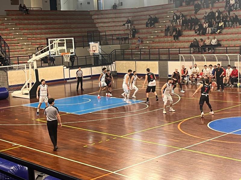 La Virtus Assisi spegne la luce nel finale: Foligno vince il derby 82-68, è crisi rossoblù 