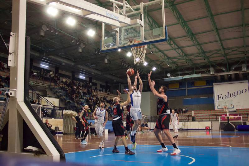 La Virtus Assisi spegne la luce nel finale: Foligno vince il derby 82-68, è crisi rossoblù 